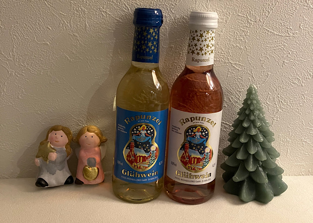 ホットワインとクリスマス飾りを並べて飾った様子