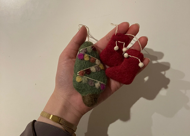 羊毛フェルトでできたクリスマスツリーと靴下の飾り