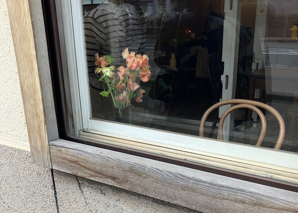 窓際に置いてある淡いピンクのお花