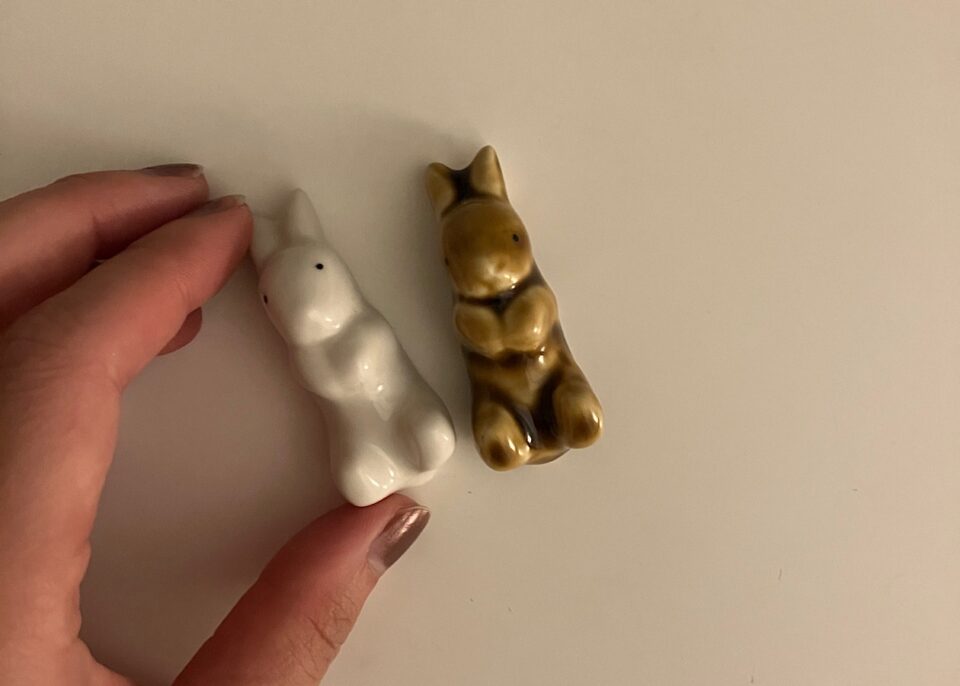 白とベージュのうさぎの箸置き