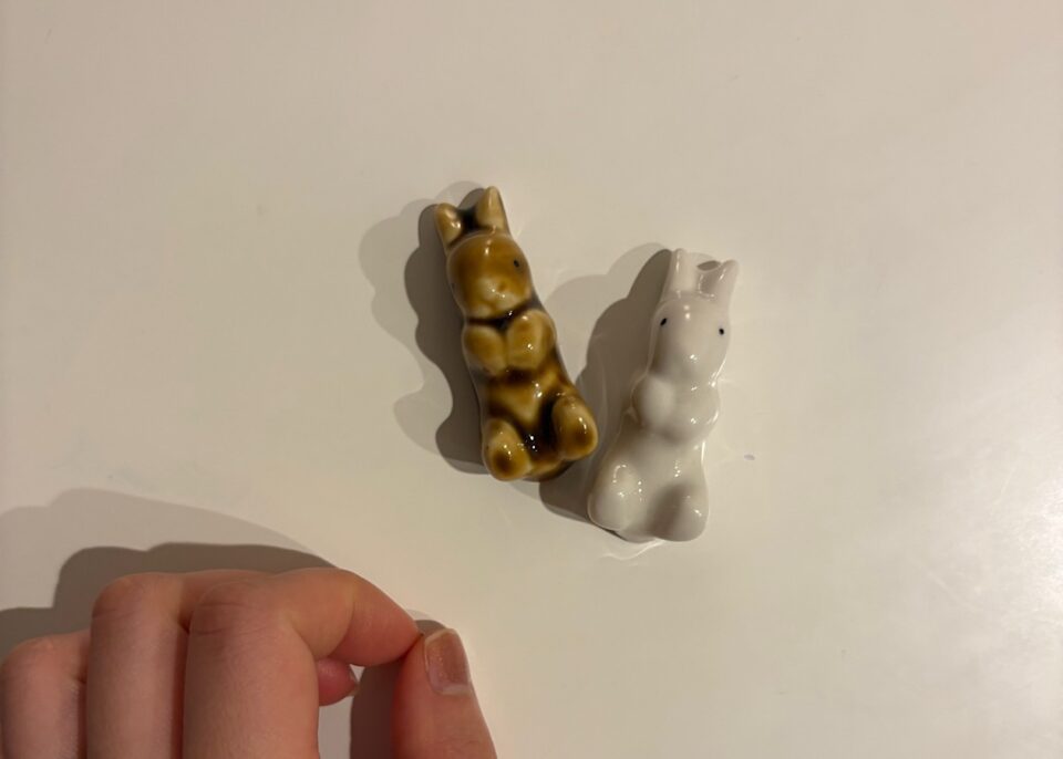 ブラウンとホワイトのうさぎの箸置き