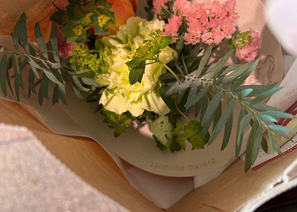 イエローとピンクとオレンジの春らしい花束