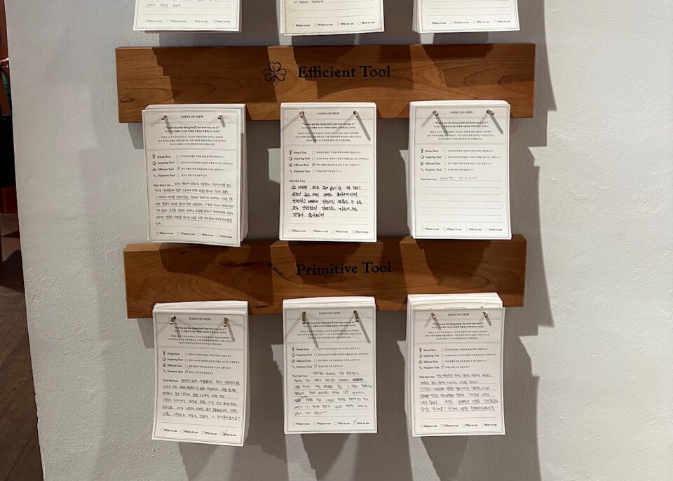 色んな意見が書かれた紙が壁に飾られている