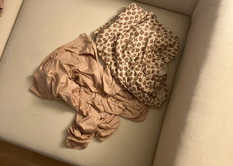 ソファの上に雑に置かれた淡いピンク色の部屋着