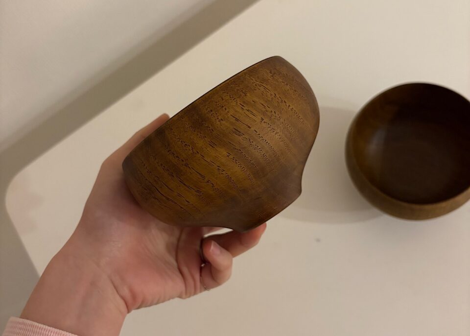 栗の木の木製汁椀の側面