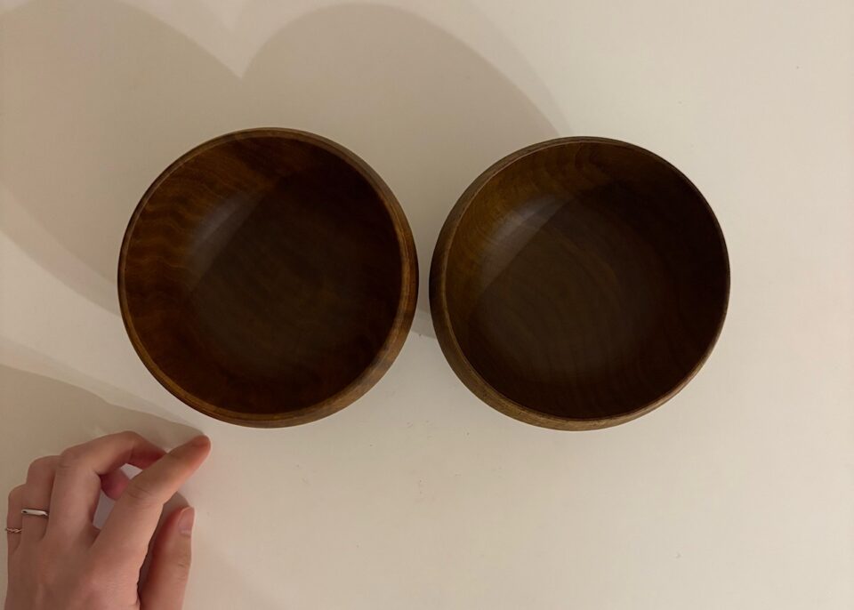 風合いの違う栗の木の木製汁椀が2つ並んでいるのを上から撮っている