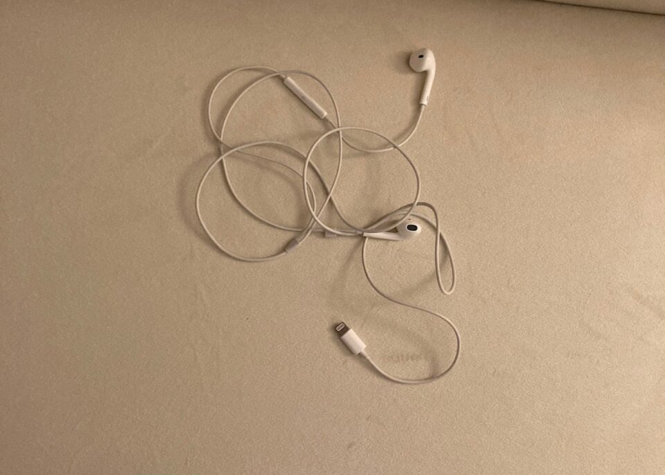 ぐるぐるに絡まった有線イヤホン