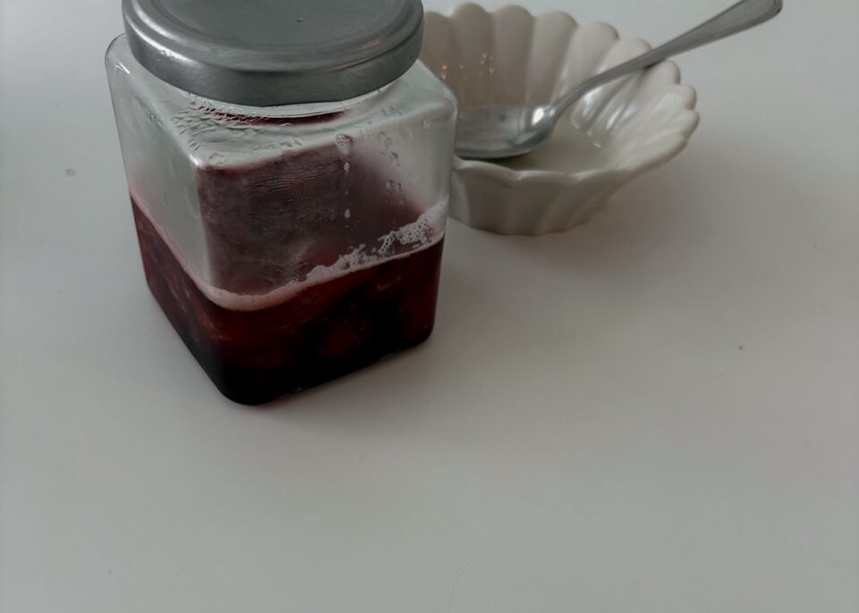 小さな瓶に入った手作りいちごジャム