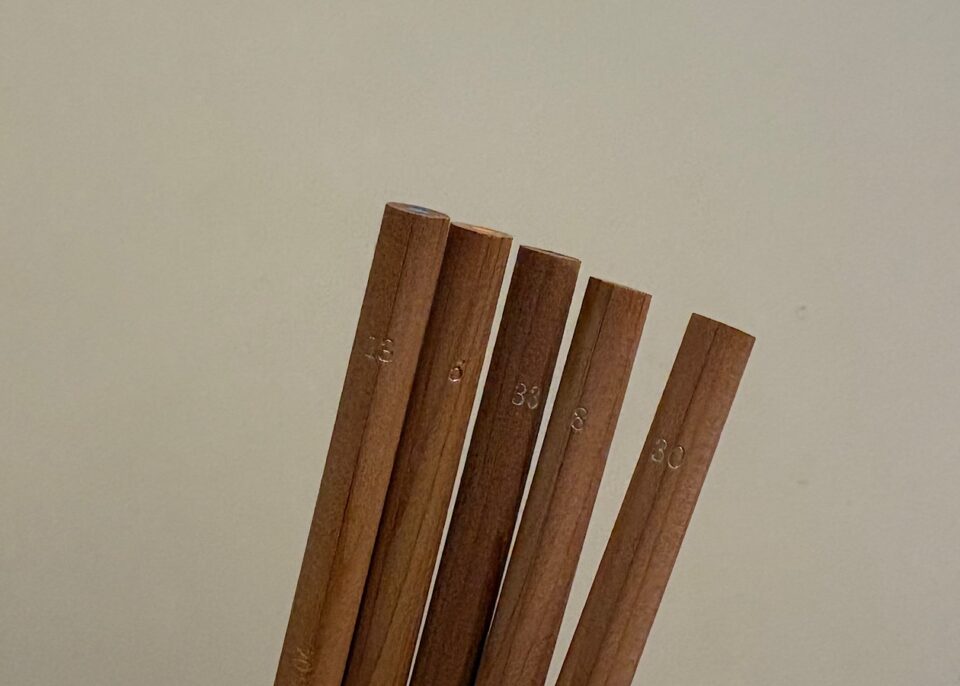 無印良品の色鉛筆の側面に番号が刻まれている