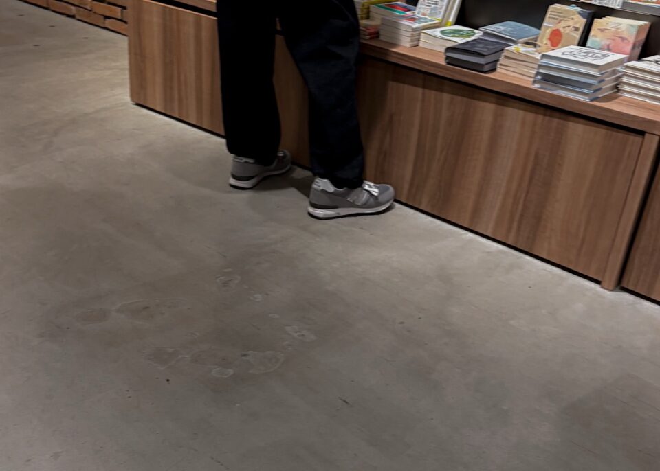 デニムパンツを履く夫の足元