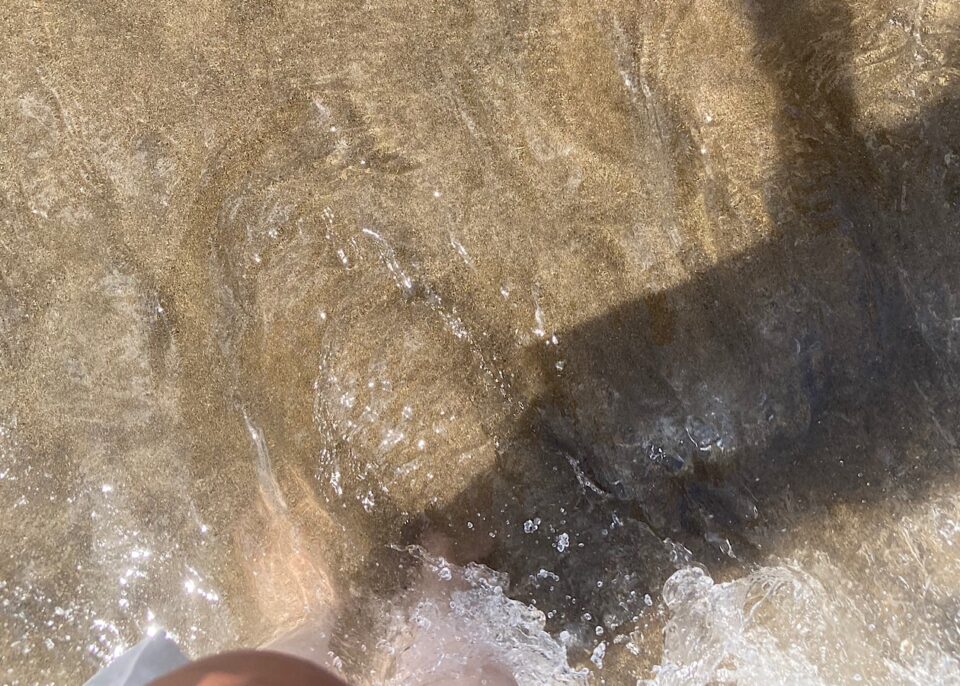 透明度の高いキレイな浅瀬の海水