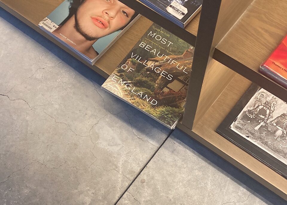 洋書が棚に並んでる